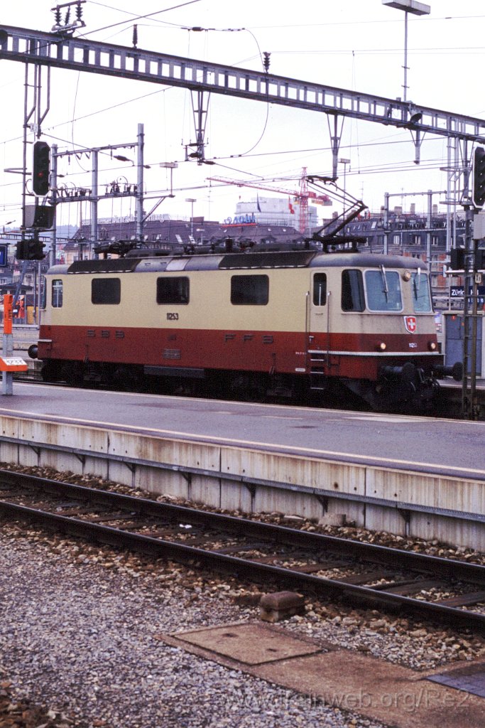 0424-0034.jpg - SBB-CFF Re 4/4'' 11253 / Zürich HB 7.3.1993