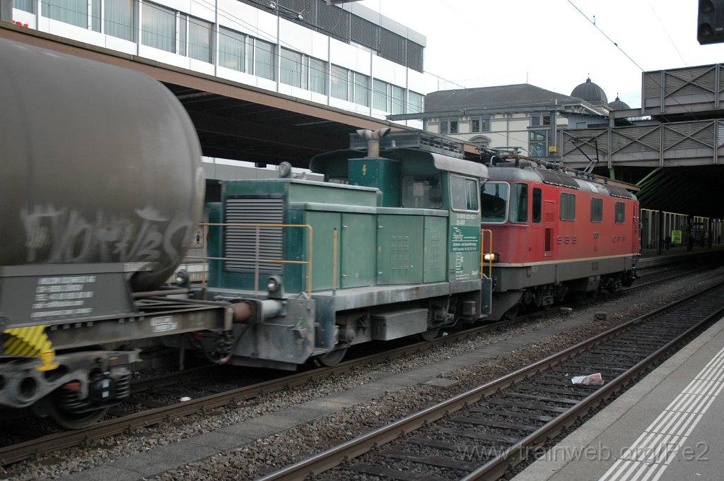 2954-0033-170913.jpg - SBB-CFF Re 4/4'' 11253 + Stauffer Tm 237.933-7 (Tm 98 85 5 237 933-7 CH-JUST) / Winterthur 17.9.2013