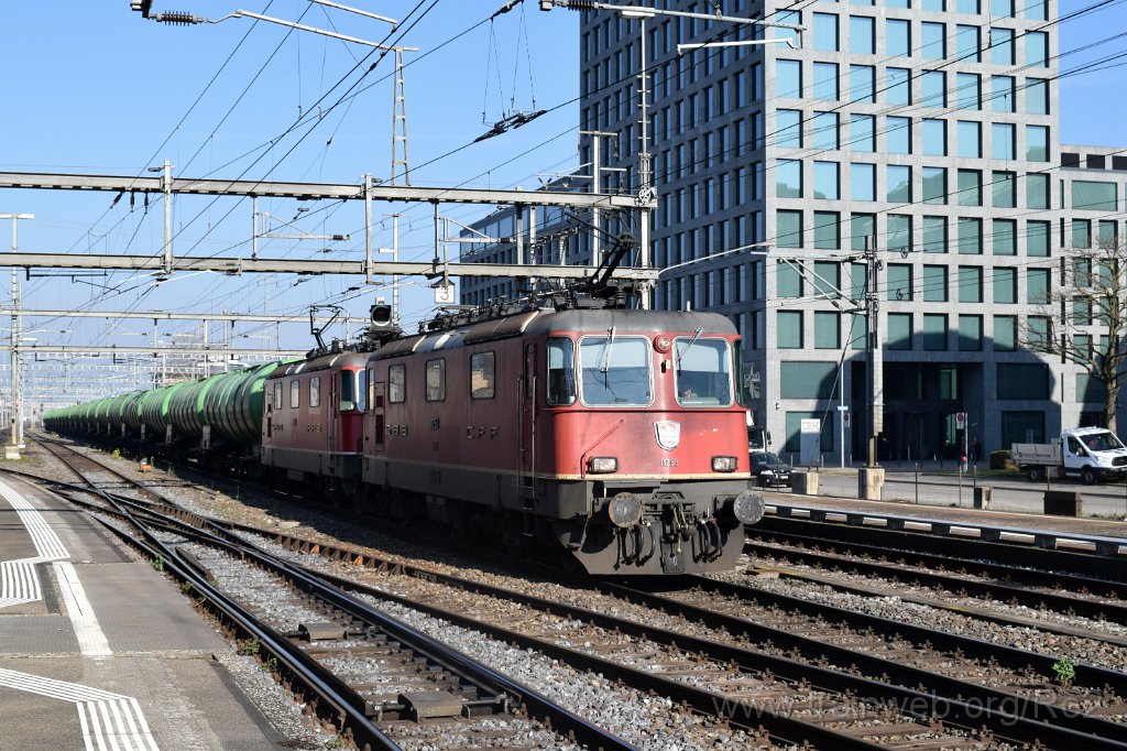 3863-0014-110416.jpg - SBB-CFF Re 4/4'' 11253 + SBBC Re 4/4''' 11361 (Re 430.361-6)  (Re 91 85 4 430 361-6 CH-SBBC) / Zürich-Altstetten 11.4.2016