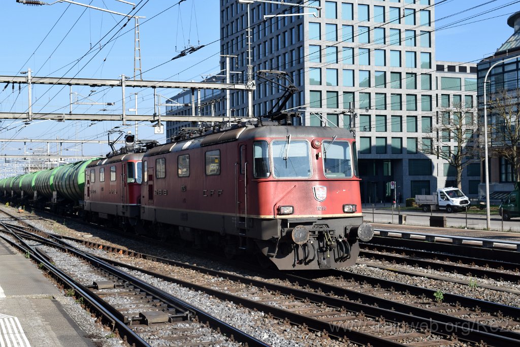 3863-0016-110416.jpg - SBB-CFF Re 4/4'' 11253 + SBBC Re 4/4''' 11361 (Re 430.361-6)  (Re 91 85 4 430 361-6 CH-SBBC) / Zürich-Altstetten 11.4.2016