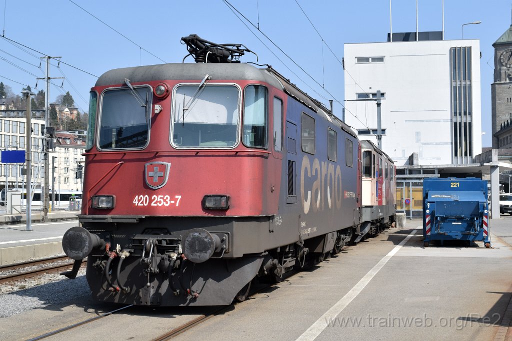 7329-0035-020421.jpg - SBBC Re 420.253-7 (Re 91 85 4 420 253-7 CH-SBBC) + SBBC Re 420.310-5 ''Francoforte a prezzo eco'' (Re 91 85 4 420 310-5 CH-SBBC) / St.Gallen HB 2.4.2021