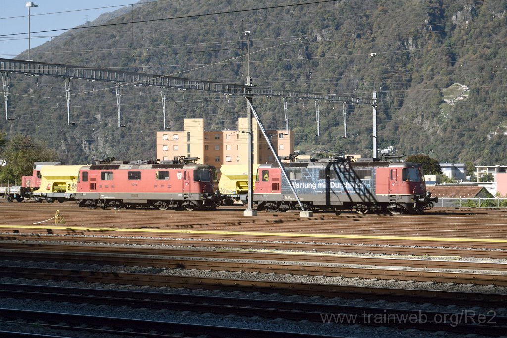 10069-0046-111025.jpg - SBBC Re 420.254-5 ''Wartung mit Durchblick'' (Re 91 85 4 420 254-5 CH-SBBC) + SBBC Re 4/4'' 11278 (Re 420.278-4)  ''Cham'' (Re 91 85 4 420 278-4 CH-SBBC) / Bellinzona 11.10.2025