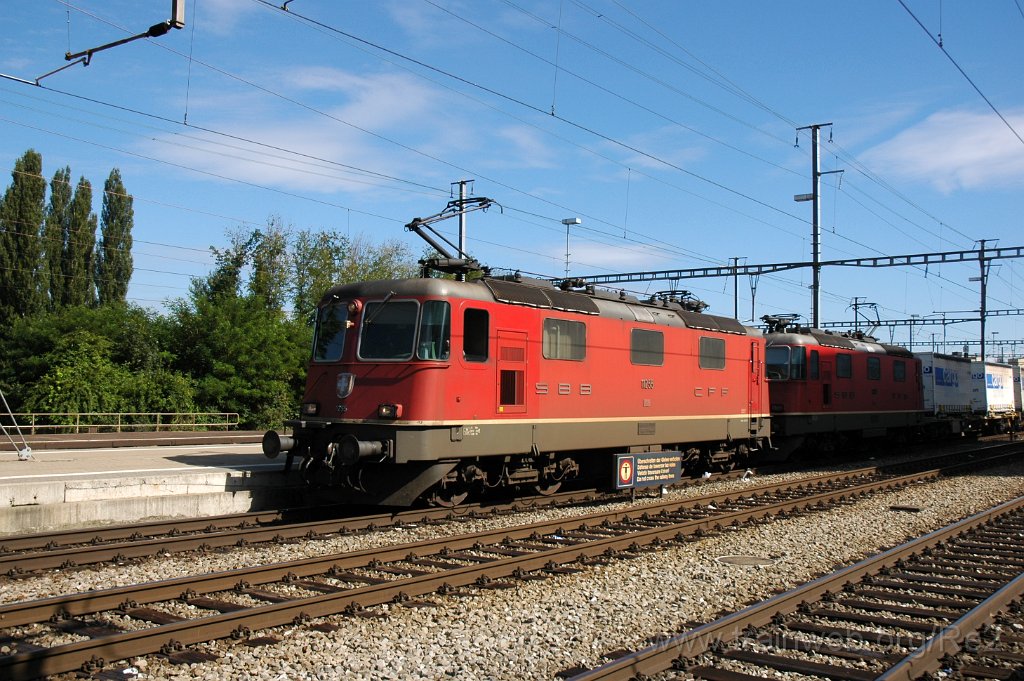 1973-0020-250810.jpg - SBB-CFF Re 4/4'' 11255 + SBB-CFF Re 4/4'' 11238 / Dietikon 25.8.2010