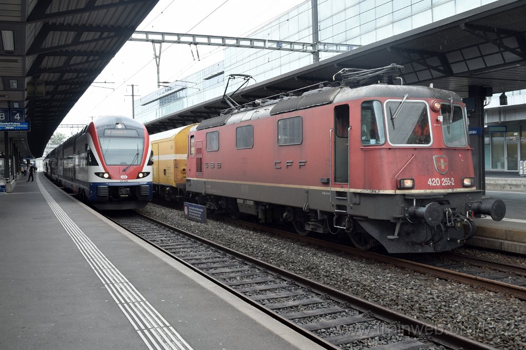 9865-0003-030725.jpg - SBBC Re 4/4'' 11255 (Re 420.255-2)  (Re 91 85 4 420 255-2 CH-SBBC) + SBB-CFF RABe 511.054 / Bt 94 85 1 511.054-2 (94 85 0 511 054-4 CH-SBB) / Aarau 3.7.2025