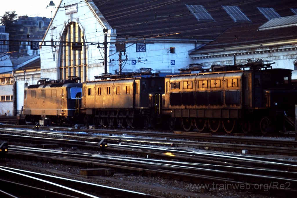 0275-0036.jpg - SBB-CFF Ae 4/7 10939 + SBB-CFF Ae 4/7 ?? + SBB-CFF Re 4/4'' 11256 / Lausanne (Dépot) 18.3.1990