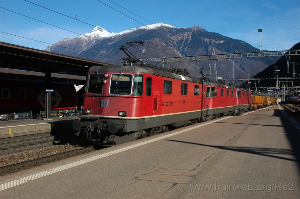 3451-0030-120115.jpg - SBB-CFF Re 4/4'' 11256 + SBB-CFF Re 4/4'' 11182 + SBB-CFF Re 4/4''' 11351 / Bellinzona 12.1.2015