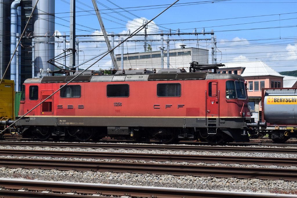 5537-0020-310519.jpg - SBBC Re 4/4'' 11256 (Re 420.256-0)  (Re 91 85 4 420 256-0 CH-SBBC) / Aarau (Torfeld) 31.5.2019