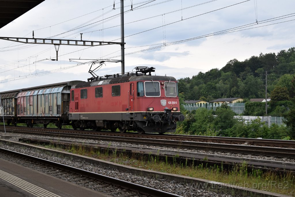8709-0022-280723.jpg - SBBC Re 4/4'' 11256 (Re 420.256-0)  (Re 91 85 4 420 256-0 CH-SBBC) / Killwangen-Spreitenbach 28.7.2023