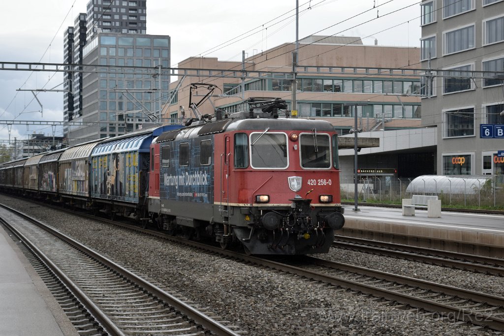 9401-0001-041024.jpg - SBBC Re 420.256-0 ''Wartung mit Durchblick'' (Re 91 85 4 420 256-0 CH-SBBC) / Zürich-Altstetten 4.10.2024