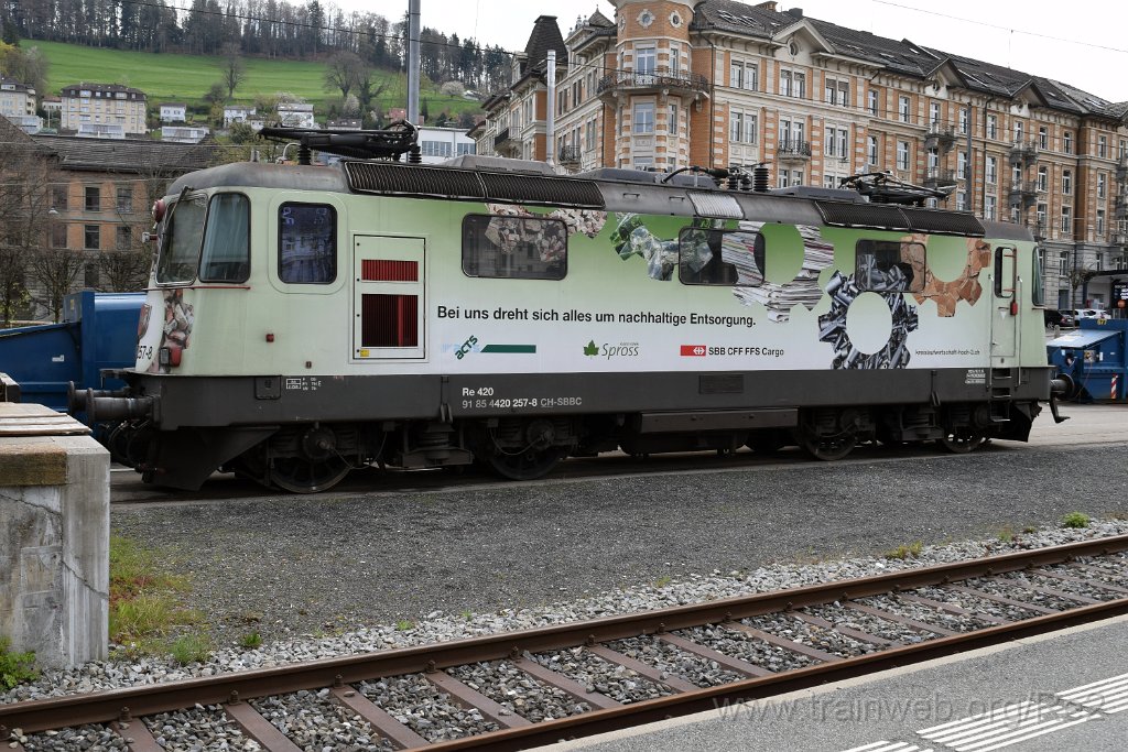 8481-0027-230423.jpg - SBBC Re 420.257-8 ''Nachhaltige Entsorgung'' (Re 91 85 4 420 257-8 CH-SBBC) / St.Gallen HB 23.4.2023