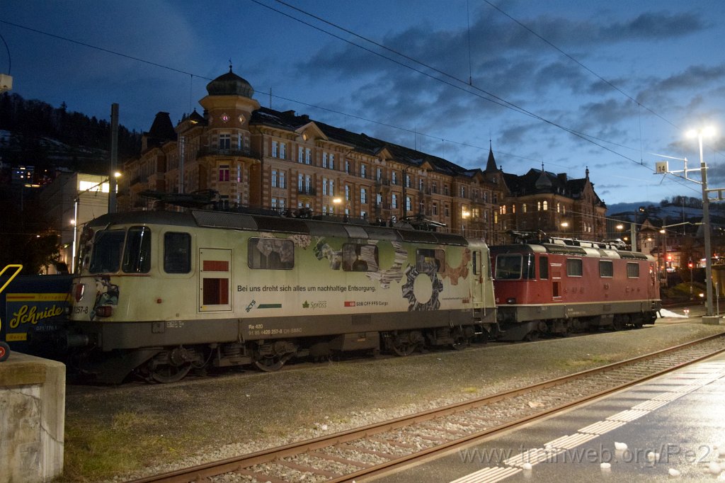 10143-0039-061225.jpg - SBBC Re 420.257-8 ''Nachhaltige Entsorgung'' (Re 91 85 4 420 257-8 CH-SBBC) + SBBC Re 4/4'' 11258 (Re 420.258-6)  (Re 91 85 4 420 258-6 CH-SBBC) / St.Gallen HB 6.12.2025