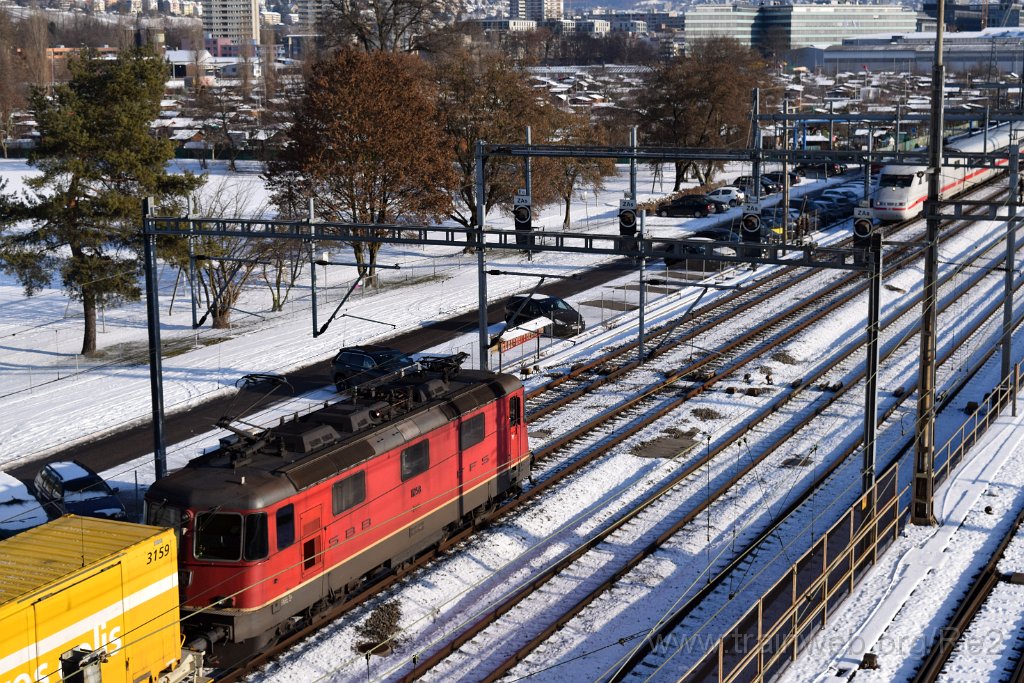 4329-0038-060117.jpg - DBAG ICE 401.087-2 ''Mühldorf am Inn'' + SBB-CFF Re 4/4'' 11258 / Zürich-Mülligen (Hermetschloobrücke) 6.1.2017