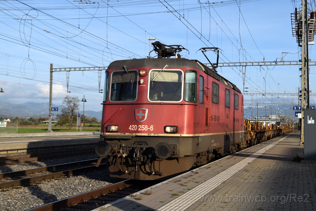 8258-0010-021122.jpg - SBBC Re 4/4'' 11258 (Re 420.258-6)  (Re 91 85 4 420 258-6 CH-SBBC) / Pfäffikon SZ 2.11.2022