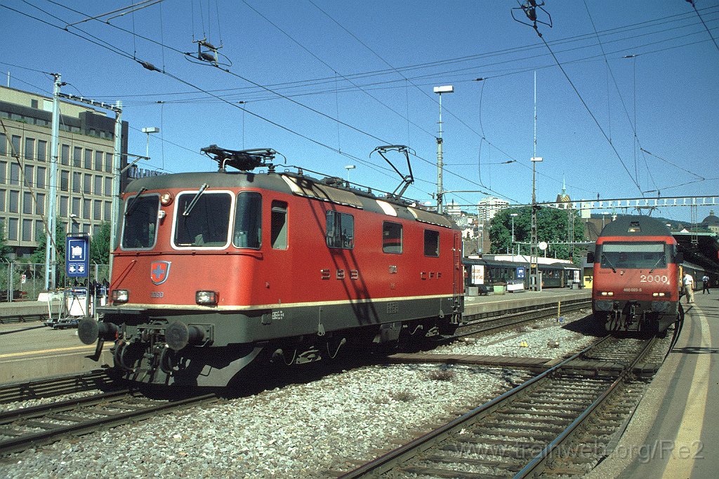 0820-0030.jpg - SBB-CFF Re 4/4'' 11260 + SBB-CFF Re 460.023-5 ''Wankdorf'' / Zürich HB 18.6.2000