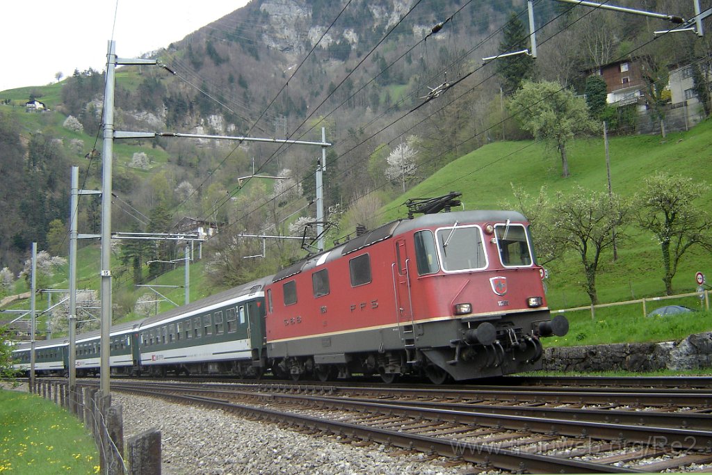 1036-0044-240405.jpg - SBB-CFF Re 4/4'' 11260 / Sisikon 24.4.2005