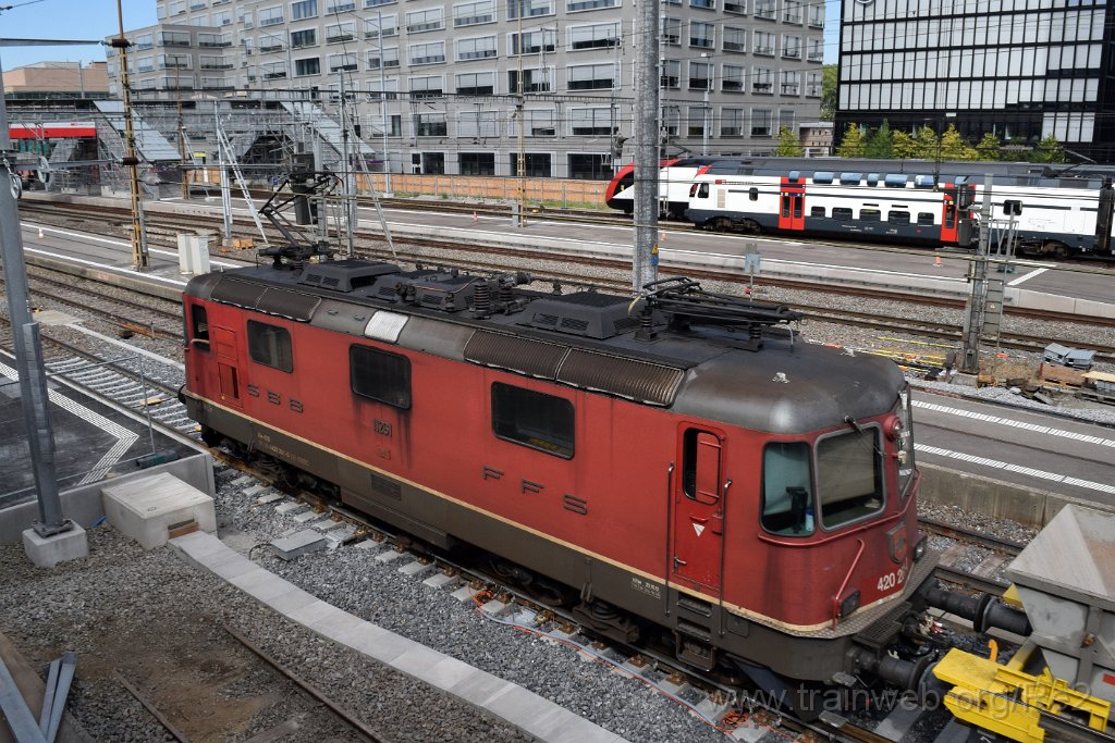 5744-0043-170919.jpg - SBBC Re 4/4'' 11261 (Re 420.261-0)  (Re 91 85 4 420 261-0 CH-SBBC) / Zürich-Altstetten 17.9.2019