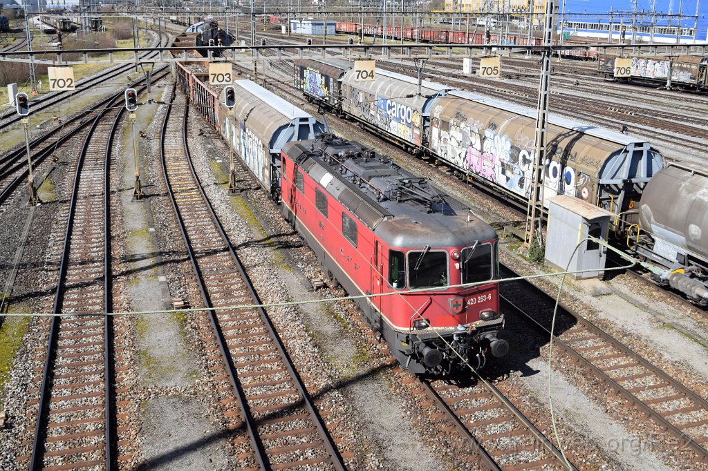8430-0047-150323.jpg - SBBC Re 4/4'' 11263 (Re 420.263-6)  (Re 91 85 4 420 263-6 CH-SBBC) / Spreitenbach (Brücke Furttalstrasse) 15.3.2023