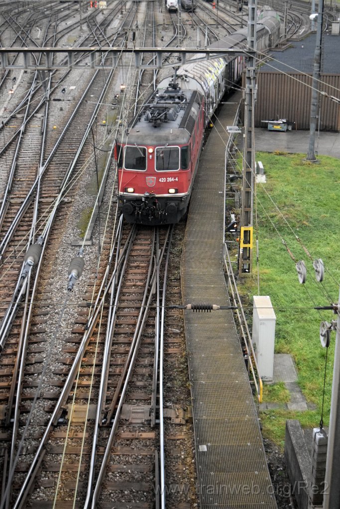 9510-0027-111224.jpg - SBBC Re 4/4'' 11264 (Re 420.264-4)  (Re 91 85 4 420 264-4 CH-SBBC) / RB Limmattal (Brücke Sandäckerstrasse) 11.12.2024