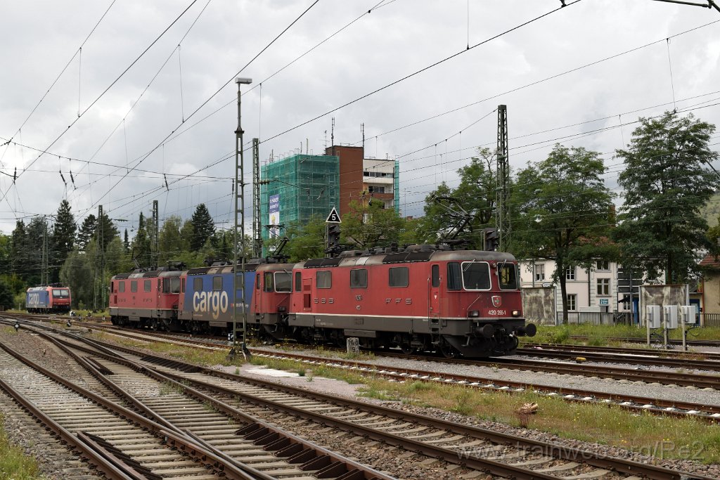 4656-0014-070917.jpg - SBBC Re 4/4'' 11265 (Re 420.265-1)  (Re 91 85 4 420 265-1 CH-SBBC) + SBBC Re 421.372-4 (Re 91 85 4 421 372-4 CH-SBBC) + SBBC Re 4/4'' 11334 (Re 420.334-5)  (Re 91 85 4 420 334-5 CH-SBBC) / Singen (Htw) 7.9.2017