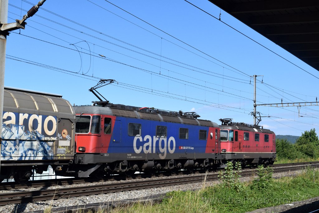 8100-0017-150722.jpg - SBBC Re 4/4'' 11267 (Re 420.267-7)  (Re 91 85 4 420 267-7 CH-SBBC) + SBBC Re 620.069-5 ''Hägendorf'' (Re 91 85 4 620 069-5 CH-SBBC) / Killwangen-Spreitenbach 15.7.2022