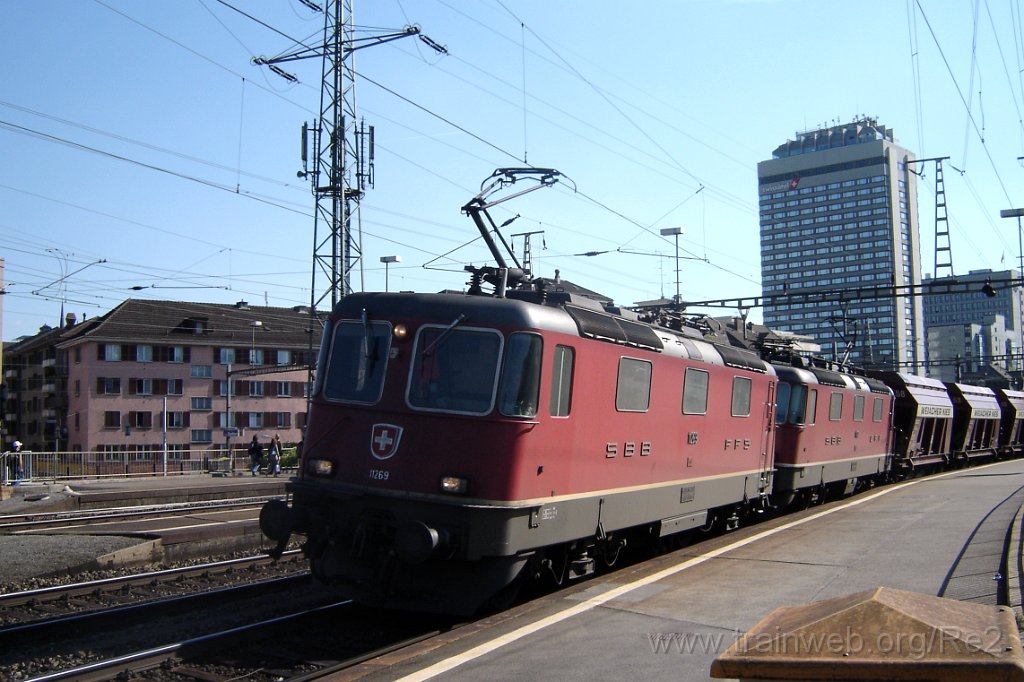 1051-0037-240505.jpg - SBB-CFF Re 4/4'' 11269 + SBB-CFF Ref 4/4'' 11168 / Zürich-Oerlikon 24.5.2005
