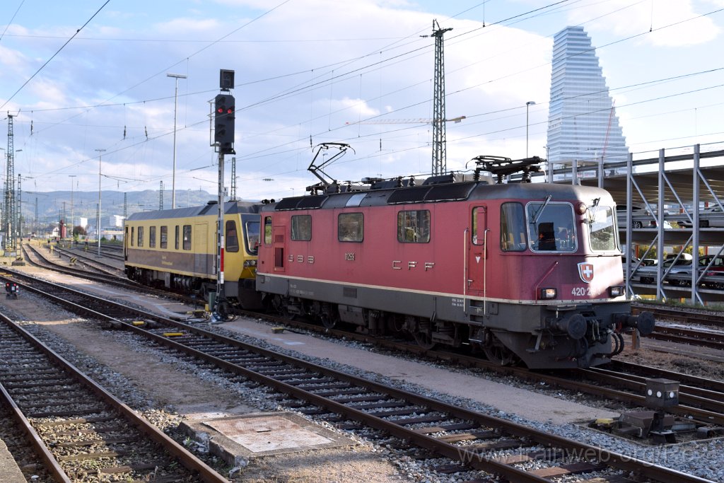4720-0037-121017.jpg - Sperry SRS 200 (97 86 12 50 110-3 DK-SRS) + SBBC Re 4/4'' 11269 (Re 420.269-3)  (Re 91 85 4 420 269-3 CH-SBBC) / Basel Badische Bahnhof 12.10.2017