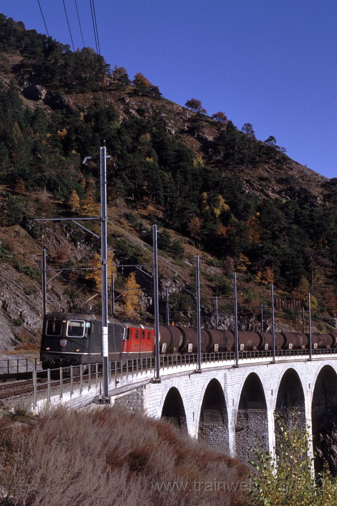 0419-0022.jpg - SBB-CFF Re 4/4'' 11272 + SBB-CFF Re 4/4'' 11189 / Luogelkinn 7.11.1992