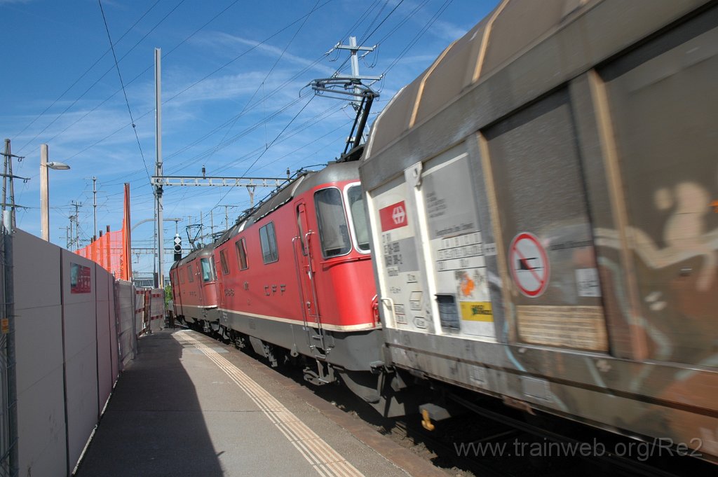 2393-0043-140512.jpg - SBB-CFF Re 4/4''' 11357 + SBB-CFF Re 4/4'' 11272 ''100. Klimaanlage eingebaut im IW Biel'' / Zürich-Oerlikon 14.5.2012