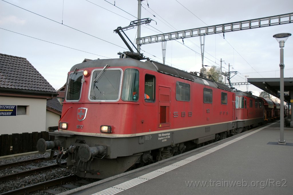 2641-0037-111012.jpg - SBB-CFF Re 4/4'' 11272 ''100. Klimaanlage eingebaut im IW Biel'' + SBB-CFF Re 4/4''' 11370 / Hinwil 11.10.2012