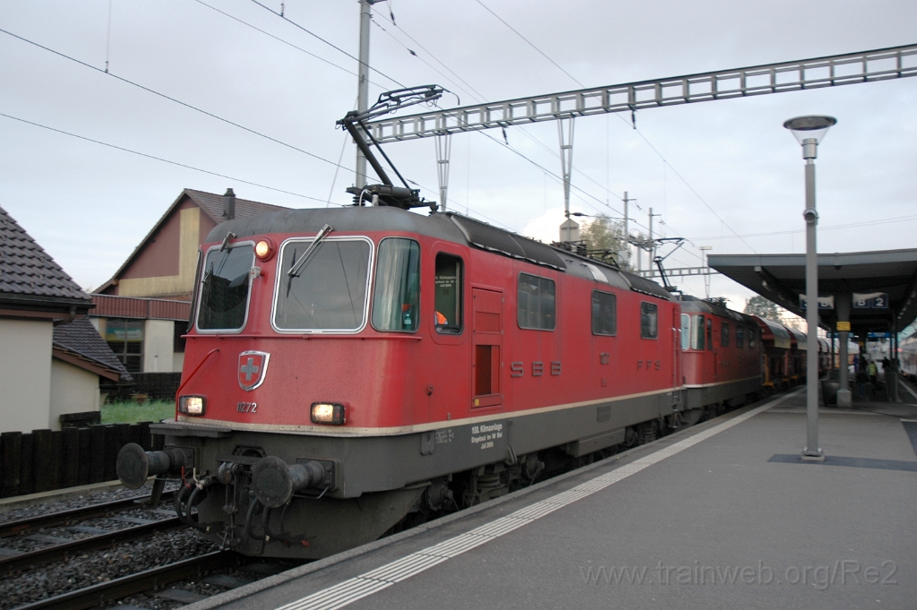 2641-0038-111012.jpg - Re 4/4" 11272 "100. Klimaanlage eingebaut im IW Biel" + Re 4/4''' 11370 / Hinwil 11.10.2012