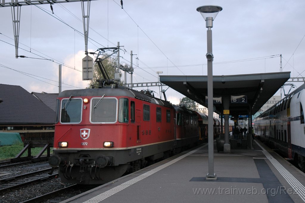 2641-0043-111012.jpg - SBB-CFF Re 4/4'' 11272 ''100. Klimaanlage eingebaut im IW Biel'' + SBB-CFF Re 4/4''' 11370 / Hinwil 11.10.2012