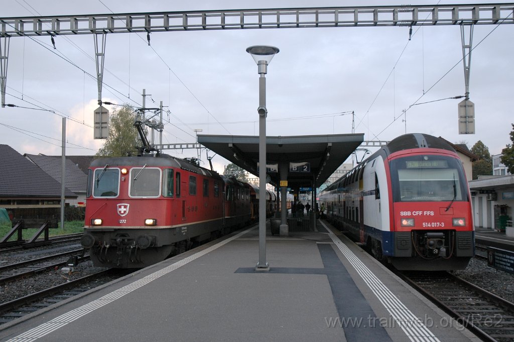 2641-0044-111012.jpg - SBB-CFF Re 4/4'' 11272 ''100. Klimaanlage eingebaut im IW Biel'' + SBB-CFF Re 4/4''' 11370 + SBB-CFF RABe 514.017-3 ''Wetzikon'' / Hinwil 11.10.2012