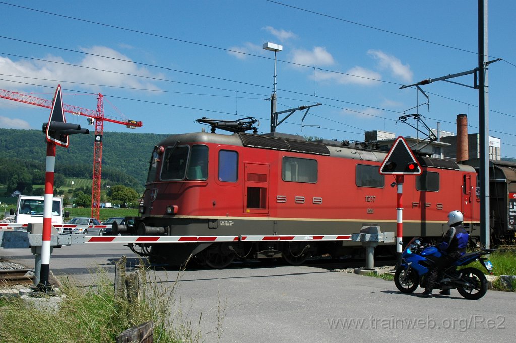 1883-0017-040610.jpg - SBB-CFF Re 4/4'' 11277 / Otelfingen (Büe Würenloserstrasse) 4.6.2010