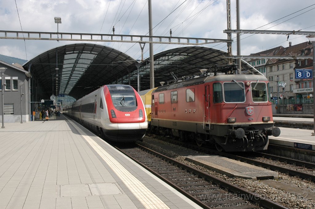 3598-0040-190615.jpg - SBB-CFF ICN RABe 500.007 / Bt ICN 94 85 2 500.007-1 ''Albert Einstein'' (RABe 94 85 0 500 007-5 CH-SBB) + SBB-CFF Re 4/4'' 11278 / Olten 19.6.2015