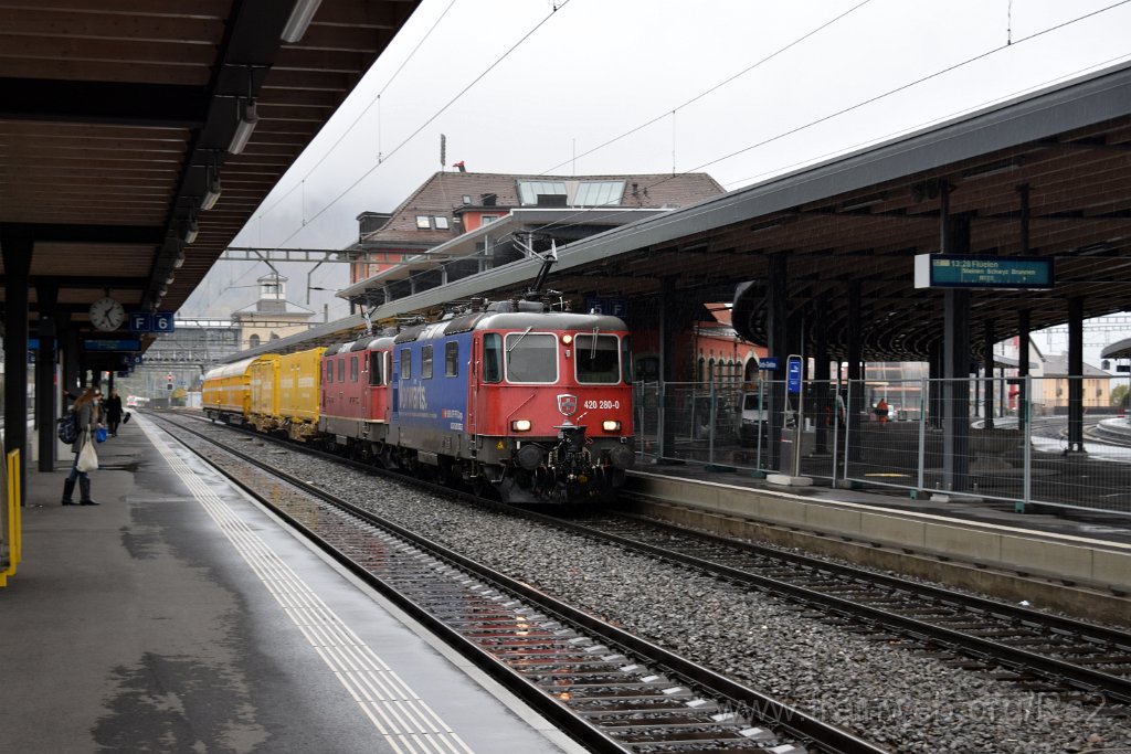 7185-0004-261020.jpg - SBBC Re 420.280-0 ''En avant toute!'' (Re 91 85 4 420 280-0 CH-SBBC) + SBBC Re 4/4'' 11338 (Re 420.338-6)  (Re 91 85 4 420 338-6 CH-SBBC) / Arth-Goldau 26.10.2020