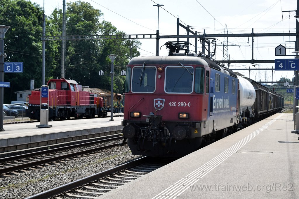 9871-0017-030725.jpg - SBBI Am 841.007-8 (Am 92 85 8 841 007-8 CH-SBBI) + SBBC Re 420.280-0 ''En avant toute!'' (Re 91 85 4 420 280-0 CH-SBBC) / Othmarsingen 3.7.2025