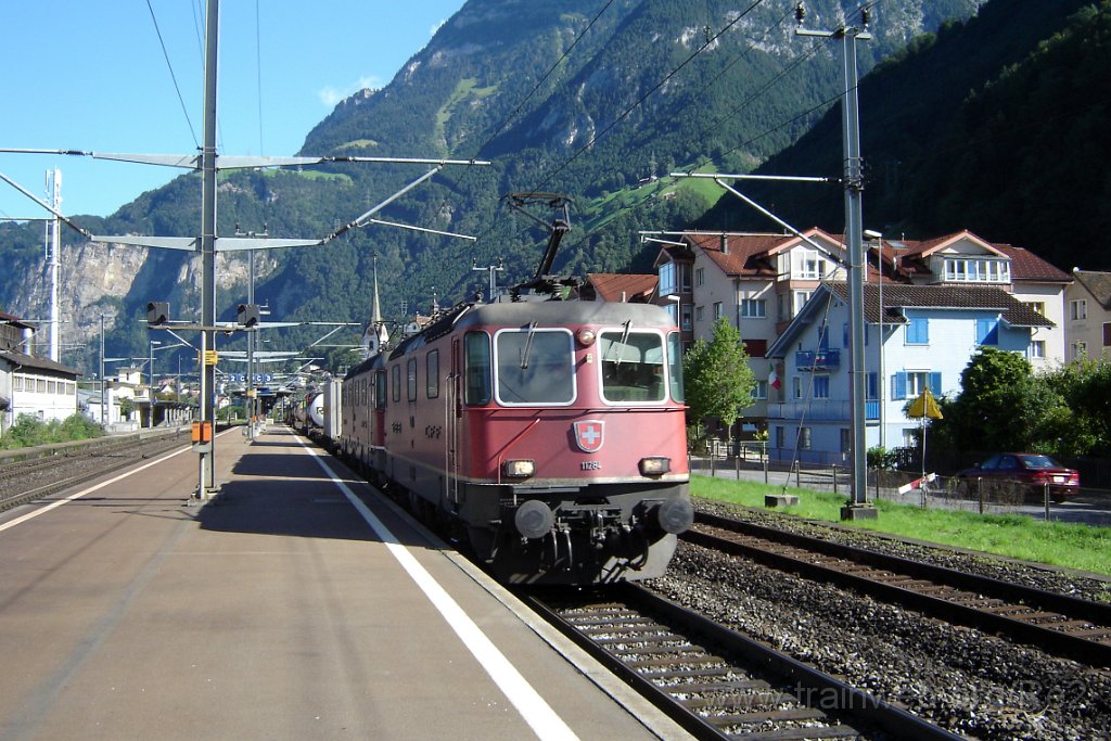 1214-0043-310806.jpg - SBB-CFF Re 4/4'' 11284 + SBB-CFF Re 6/6 11601 ''Wolhusen'' / Flüelen 31.8.2006