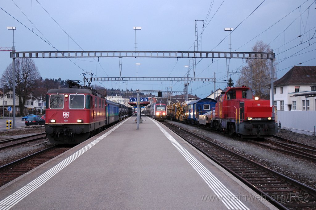 1847-0011-120410.jpg - SBB-CFF Re 4/4'' 11284 + SBB-CFF RABe 514.055-3 / RBe 514.455-5 + SBB-CFF Am 841.009-4 / Hinwil 12.4.2010