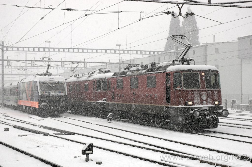 3425-0037-291214.jpg - SBB-CFF Re 4/4'' 11284 + SBB-CFF Re 6/6 11607 ''Wattwil'' + SOB Re 456.092-6 ''Amriswil / Polizeischule Amriswil'' / Rapperswil 29.12.2014