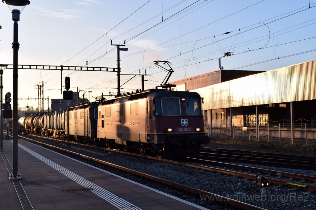 5245-0018-281218.jpg - SBBC Re 4/4'' 11284 (Re 420.284-2)  (Re 91 85 4 420 284-2 CH-SBBC) + SBBC Re 4/4'' 11330 (Re 420.330-3)  (Re 91 85 4 420 330-3 CH-SBBC) / Mägenwil 28.12.2018