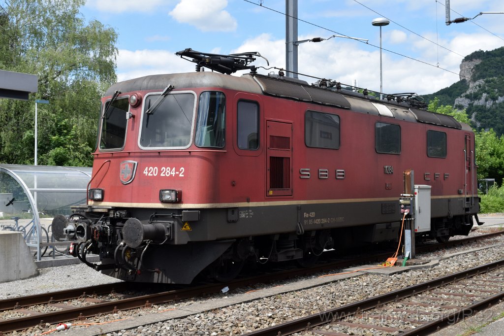 8009-0006-260522.jpg - SBBC Re 4/4'' 11284 (Re 420.284-2)  (Re 91 85 4 420 284-2 CH-SBBC) / Oensingen 26.5.2022