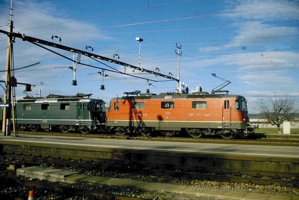0698-0013.jpg - SBB-CFF Re 4/4'' 11285 + SBB-CFF Re 4/4'' 11217 / Pfäffikon SZ 7.1.1998
