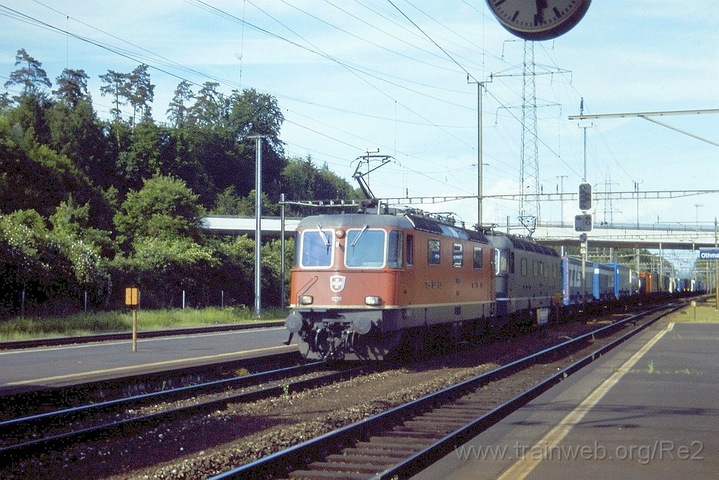 0889-0012.jpg - SBB-CFF Re 4/4'' 11288 + SBB-CFF Re 6/6 11675 ''Gelterkinden'' / Othmarsingen 30.5.2001