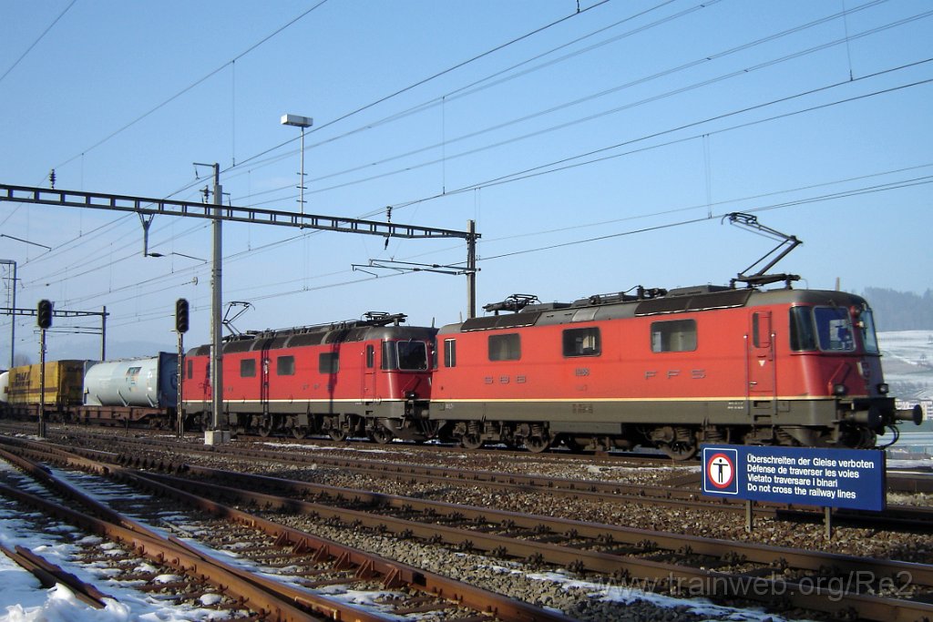 1010-0043-060205.jpg - SBB-CFF Re 4/4'' 11288 + SBB-CFF Re 6/6 11620 ''Wangen bei Olten'' / Immensee 6.2.2005