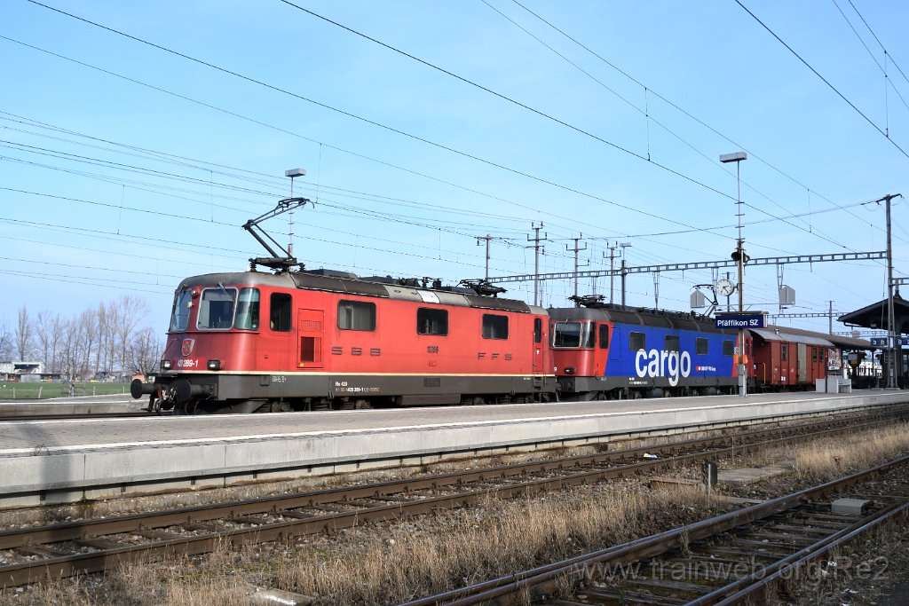 4833-0037-060218.jpg - SBBC Re 4/4'' 11289 (Re 420.289-1)  (Re 91 85 4 420 289-1 CH-SBBC) + SBBC Re 620.086-9 ''Hochdorf'' (Re 91 85 4 620 086-9 CH-SBBC) / Pfäffikon SZ 6.2.2018