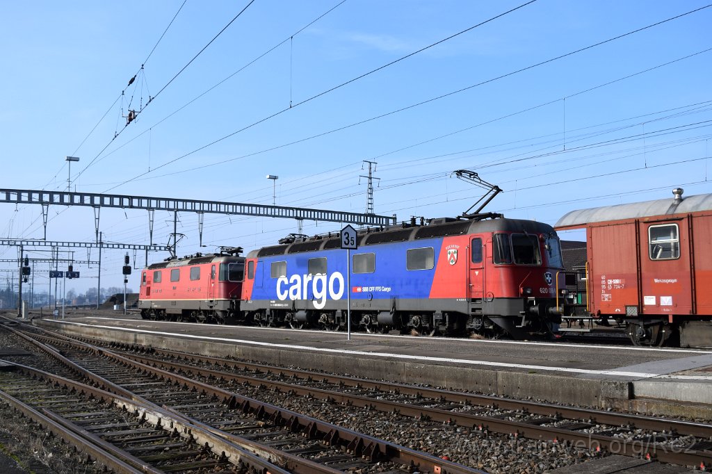 4833-0041-060218.jpg - SBBC Re 4/4'' 11289 (Re 420.289-1)  (Re 91 85 4 420 289-1 CH-SBBC) + SBBC Re 620.086-9 ''Hochdorf'' (Re 91 85 4 620 086-9 CH-SBBC) / Pfäffikon SZ 6.2.2018