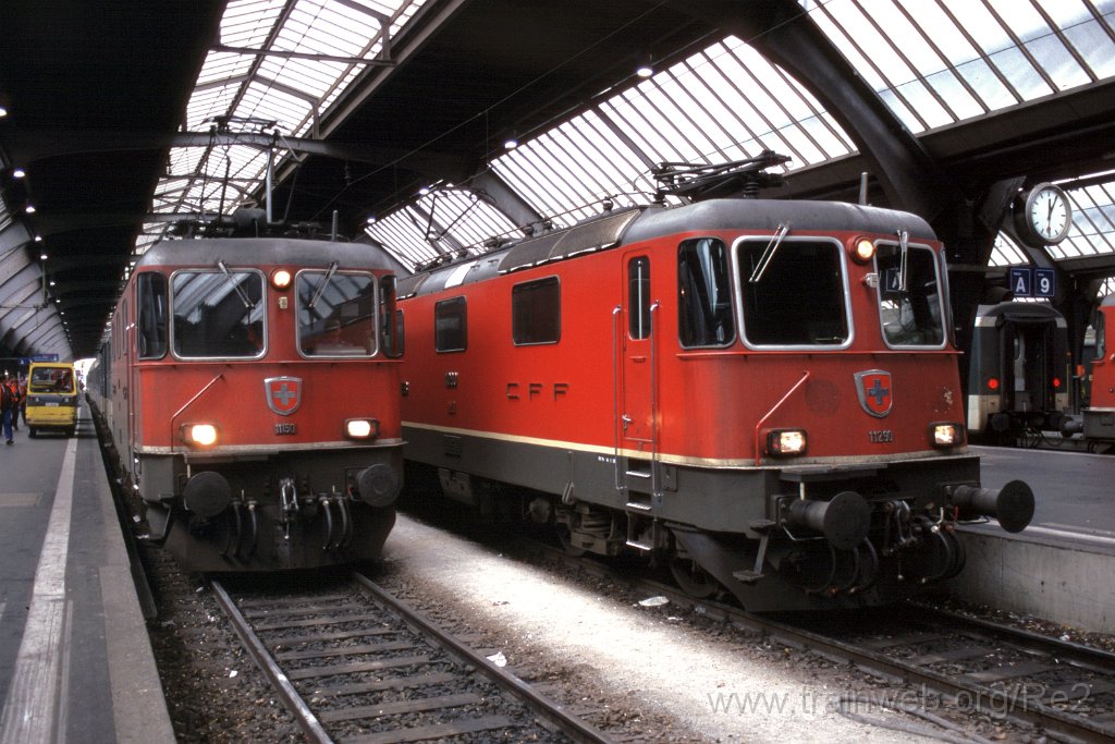 0863-0012.jpg - SBB-CFF Re 4/4'' 11290 + SBB-CFF Re 4/4'' 11150 / Zürich HB 26.10.2000