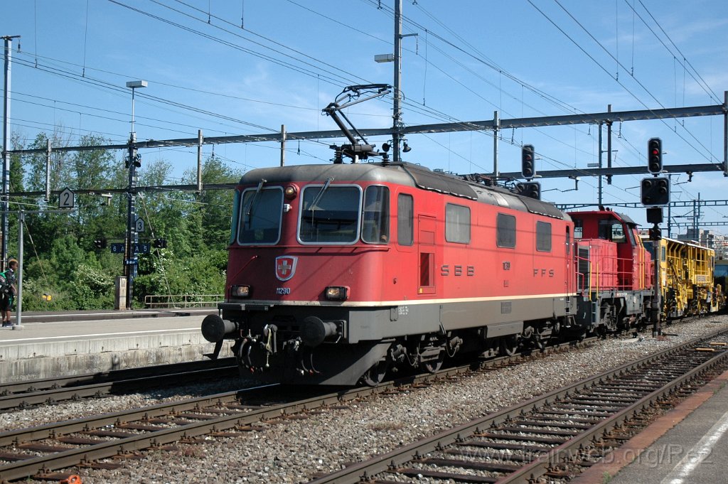 2410-0017-250512.jpg - SBB-CFF Re 4/4'' 11290 + SBB-CFF Am 841.028-4 / Dietikon 25.5.2012