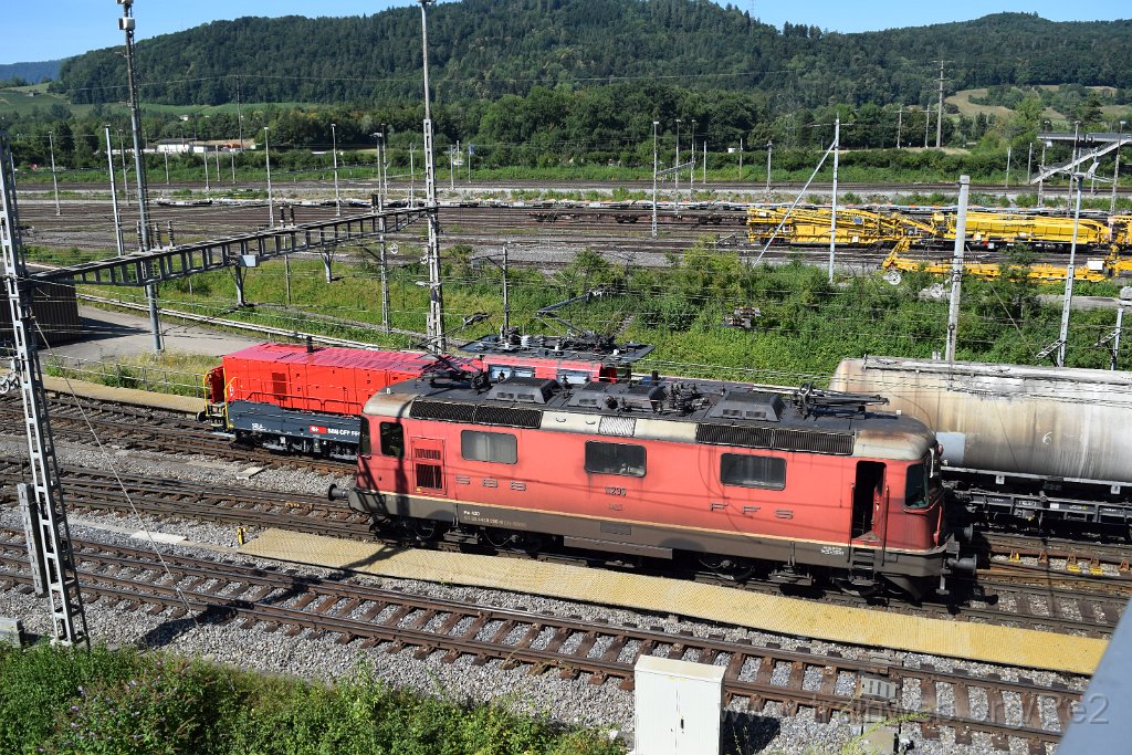 7116-0026-290720.jpg - SBBC Re 4/4'' 11290 (Re 420.290-9)  (Re 91 85 4 420 290-9 CH-SBBC) + SBBI Aem 940.005-2 / 41 (Aem 91 85 4 940 005-2 CH-SBBI) / RB Limmattal (Brücke Sandäckerstrasse) 29.7.2020