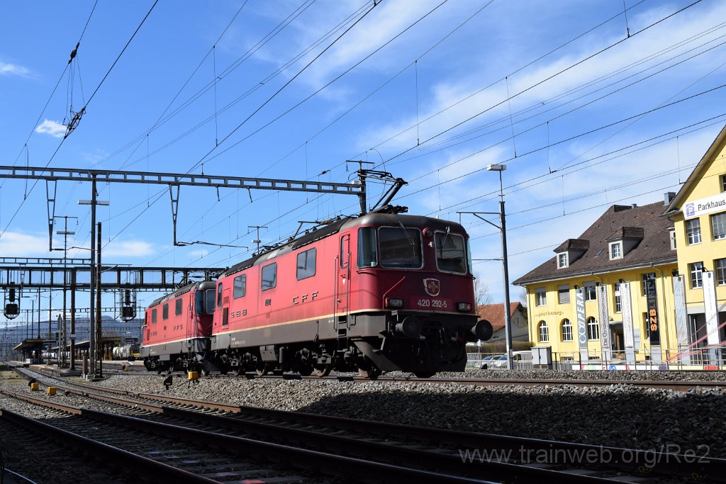 4895-0013-120418.jpg - SBBC Re 4/4''' 11362 (Re 430.362-4)  (Re 91 85 4 430 362-4 CH-SBBC) + SBBC Re 4/4'' 11292 (Re 420.292-5)  (Re 91 85 4 420 292-5 CH-SBBC) / Lenzburg 12.4.2018